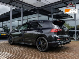 Volkswagen GOLF VIII R Performance met Akra
