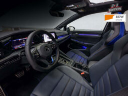 
										Volkswagen GOLF VIII R Performance met Akra full									